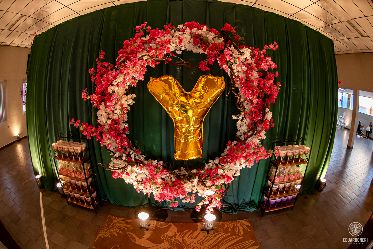 Fotografia de 15 anos da Yuri: uma bailarina cristã que celebra sua transição para a vida adulta. Capturamos momentos únicos de uma jovem talentosa na música e dança. Veja as fotos desse aniversário inesquecível em nosso site.