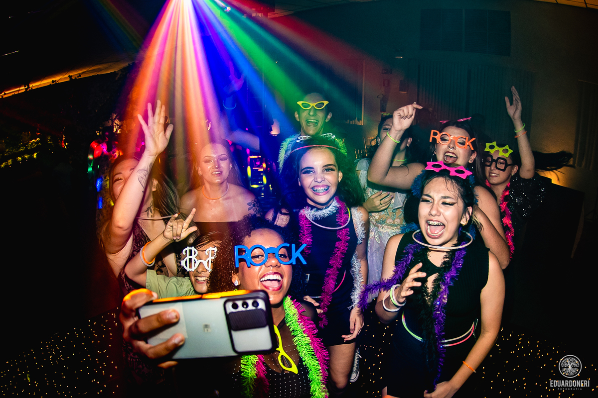 Fotografia de 15 anos da Yuri: uma bailarina cristã que celebra sua transição para a vida adulta. Capturamos momentos únicos de uma jovem talentosa na música e dança. Veja as fotos desse aniversário inesquecível em nosso site.