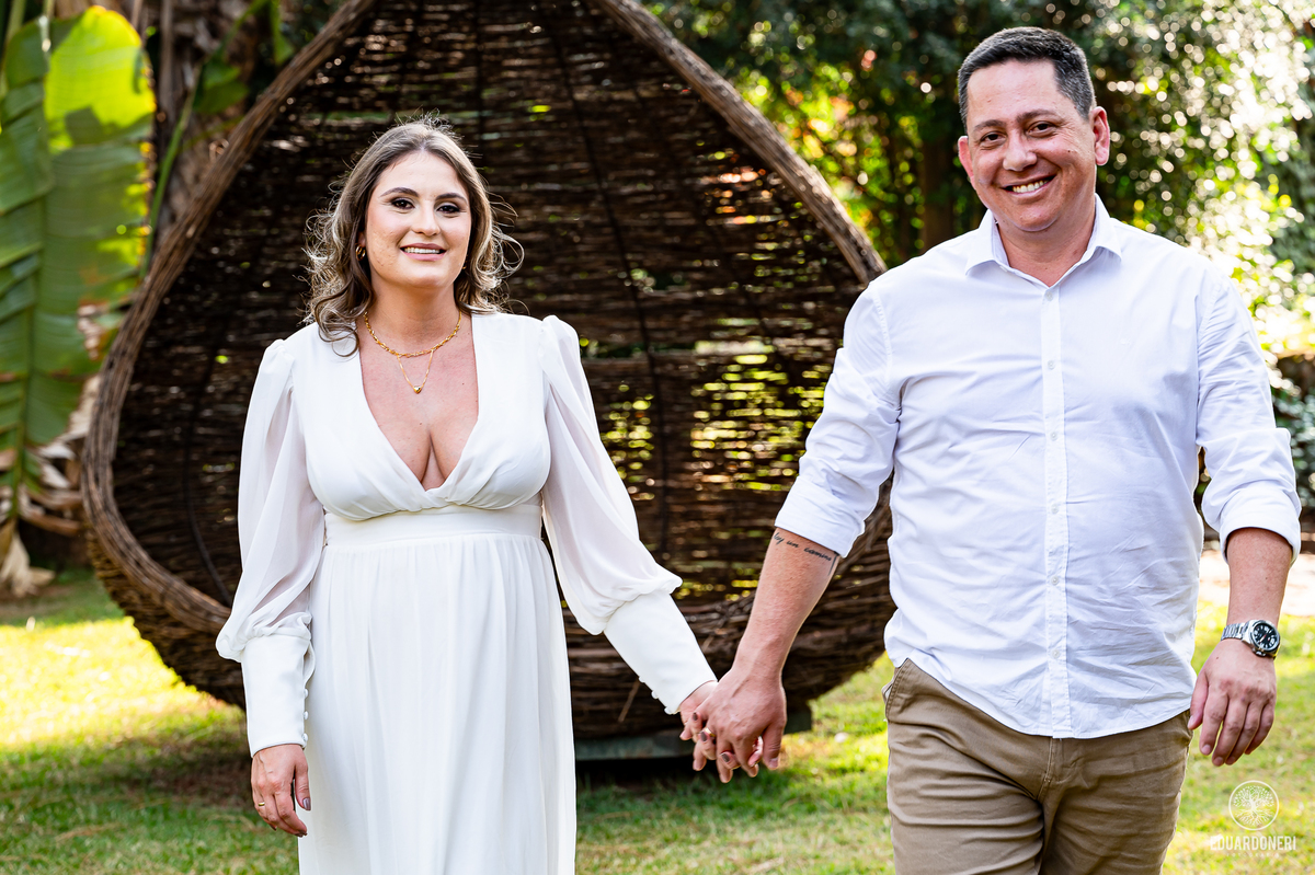 
Aqui está a versão adaptada para SEO com até 255 caracteres:

Ensaio pré-wedding de Tamires e Rafael no Eden Garden, Maringá. Com elementos de fé, amor, terço de Nossa Senhora, barco no lago e à espera de Maitê, o ensaio capturou momentos únicos e especi