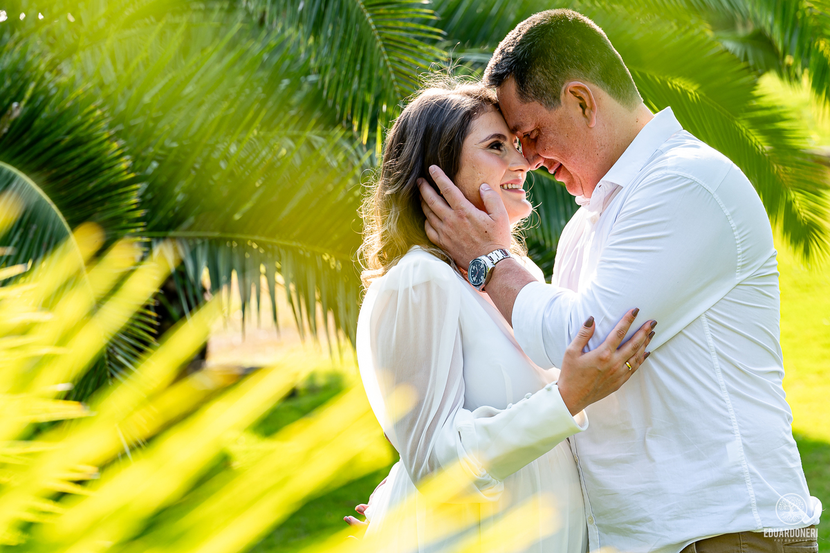 
Aqui está a versão adaptada para SEO com até 255 caracteres:

Ensaio pré-wedding de Tamires e Rafael no Eden Garden, Maringá. Com elementos de fé, amor, terço de Nossa Senhora, barco no lago e à espera de Maitê, o ensaio capturou momentos únicos e especi