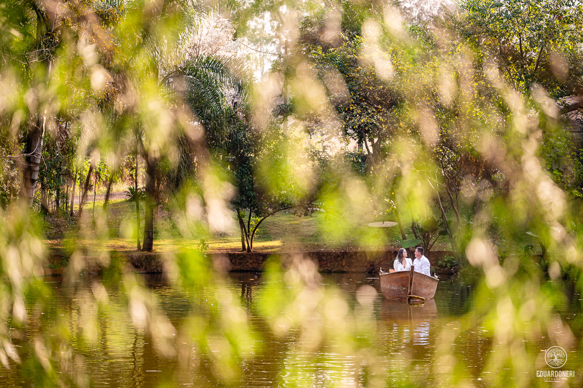 
Aqui está a versão adaptada para SEO com até 255 caracteres:

Ensaio pré-wedding de Tamires e Rafael no Eden Garden, Maringá. Com elementos de fé, amor, terço de Nossa Senhora, barco no lago e à espera de Maitê, o ensaio capturou momentos únicos e especi
