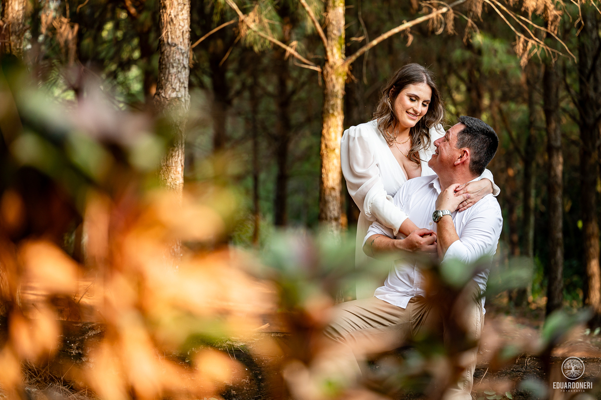 
Aqui está a versão adaptada para SEO com até 255 caracteres:

Ensaio pré-wedding de Tamires e Rafael no Eden Garden, Maringá. Com elementos de fé, amor, terço de Nossa Senhora, barco no lago e à espera de Maitê, o ensaio capturou momentos únicos e especi