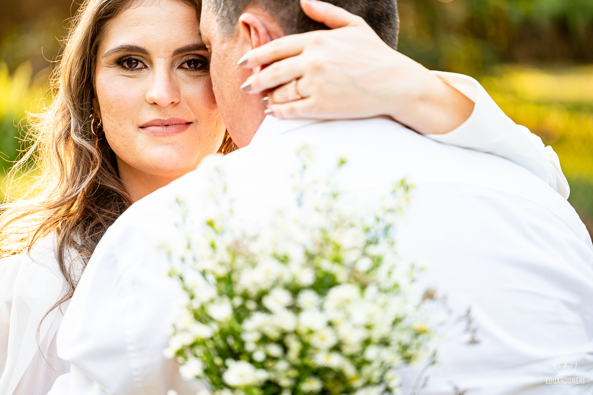 
Aqui está a versão adaptada para SEO com até 255 caracteres:

Ensaio pré-wedding de Tamires e Rafael no Eden Garden, Maringá. Com elementos de fé, amor, terço de Nossa Senhora, barco no lago e à espera de Maitê, o ensaio capturou momentos únicos e especi