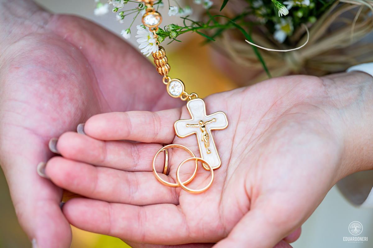 
Aqui está a versão adaptada para SEO com até 255 caracteres:

Ensaio pré-wedding de Tamires e Rafael no Eden Garden, Maringá. Com elementos de fé, amor, terço de Nossa Senhora, barco no lago e à espera de Maitê, o ensaio capturou momentos únicos e especi