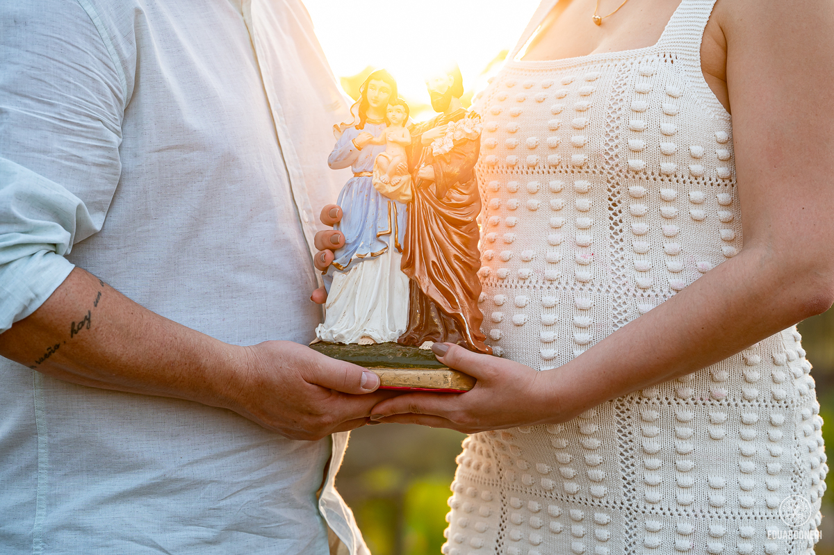 
Aqui está a versão adaptada para SEO com até 255 caracteres:

Ensaio pré-wedding de Tamires e Rafael no Eden Garden, Maringá. Com elementos de fé, amor, terço de Nossa Senhora, barco no lago e à espera de Maitê, o ensaio capturou momentos únicos e especi