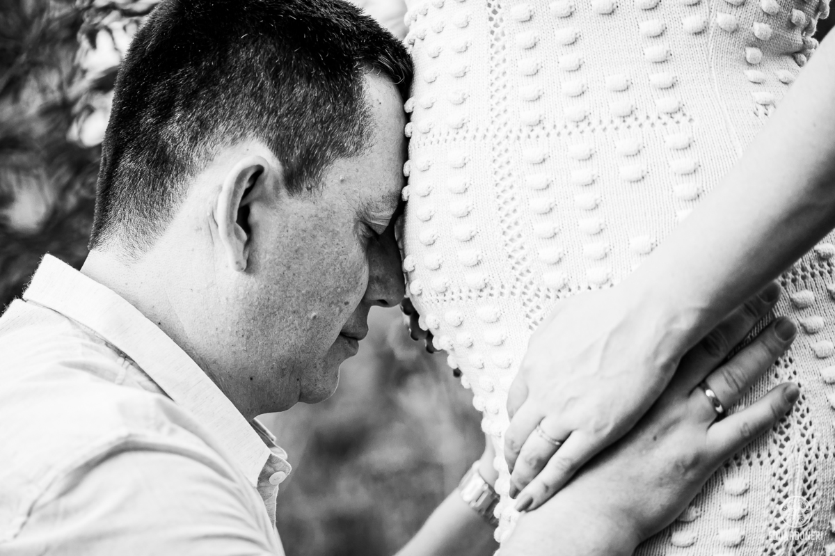 
Aqui está a versão adaptada para SEO com até 255 caracteres:

Ensaio pré-wedding de Tamires e Rafael no Eden Garden, Maringá. Com elementos de fé, amor, terço de Nossa Senhora, barco no lago e à espera de Maitê, o ensaio capturou momentos únicos e especi