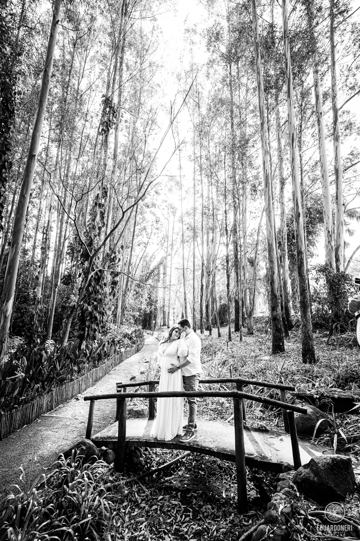 
Aqui está a versão adaptada para SEO com até 255 caracteres:

Ensaio pré-wedding de Tamires e Rafael no Eden Garden, Maringá. Com elementos de fé, amor, terço de Nossa Senhora, barco no lago e à espera de Maitê, o ensaio capturou momentos únicos e especi