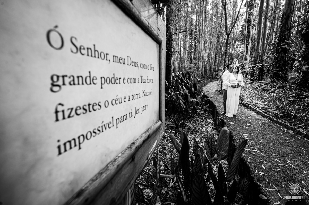 
Aqui está a versão adaptada para SEO com até 255 caracteres:

Ensaio pré-wedding de Tamires e Rafael no Eden Garden, Maringá. Com elementos de fé, amor, terço de Nossa Senhora, barco no lago e à espera de Maitê, o ensaio capturou momentos únicos e especi