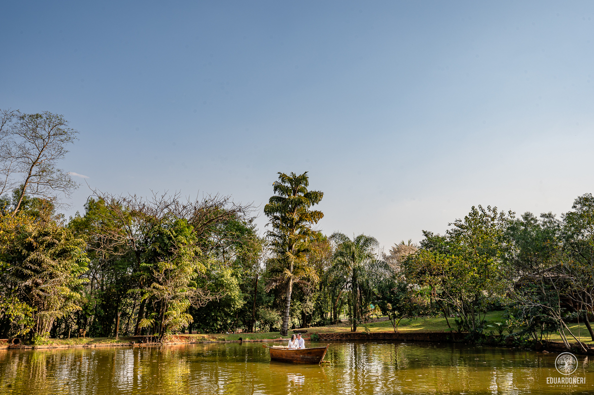 
Aqui está a versão adaptada para SEO com até 255 caracteres:

Ensaio pré-wedding de Tamires e Rafael no Eden Garden, Maringá. Com elementos de fé, amor, terço de Nossa Senhora, barco no lago e à espera de Maitê, o ensaio capturou momentos únicos e especi