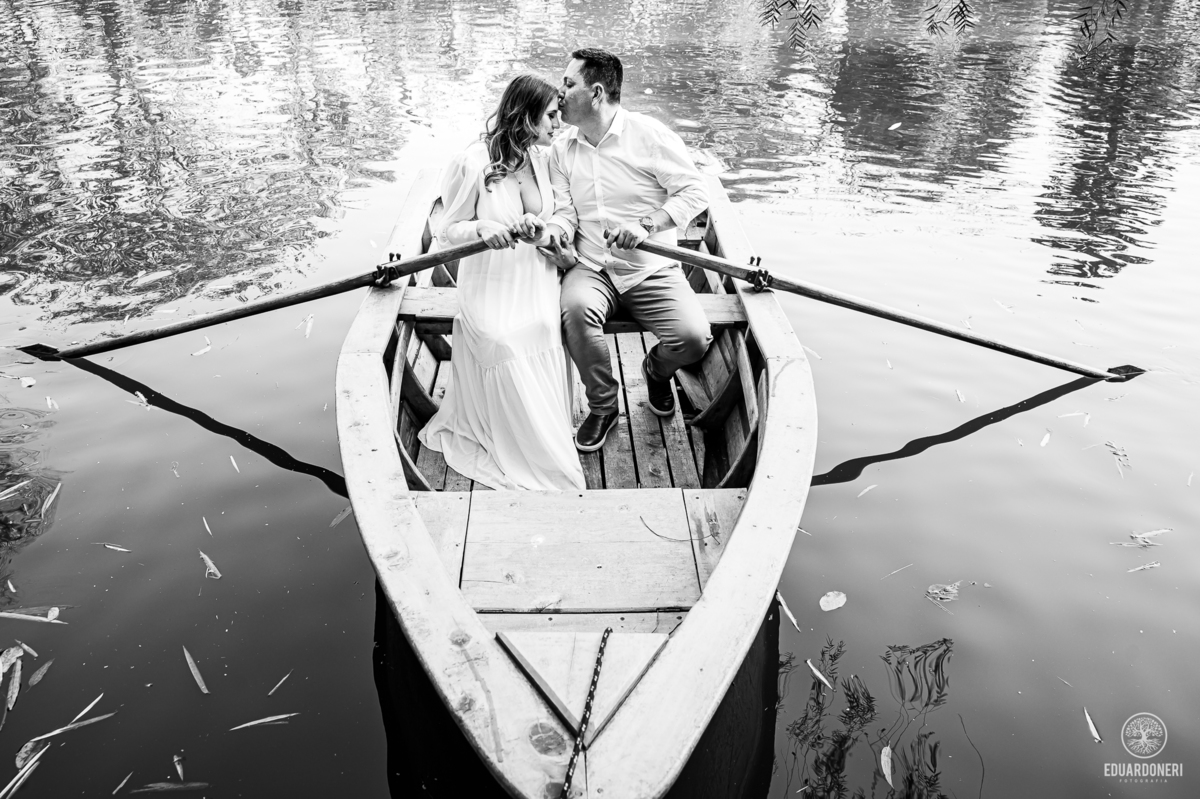 
Aqui está a versão adaptada para SEO com até 255 caracteres:

Ensaio pré-wedding de Tamires e Rafael no Eden Garden, Maringá. Com elementos de fé, amor, terço de Nossa Senhora, barco no lago e à espera de Maitê, o ensaio capturou momentos únicos e especi