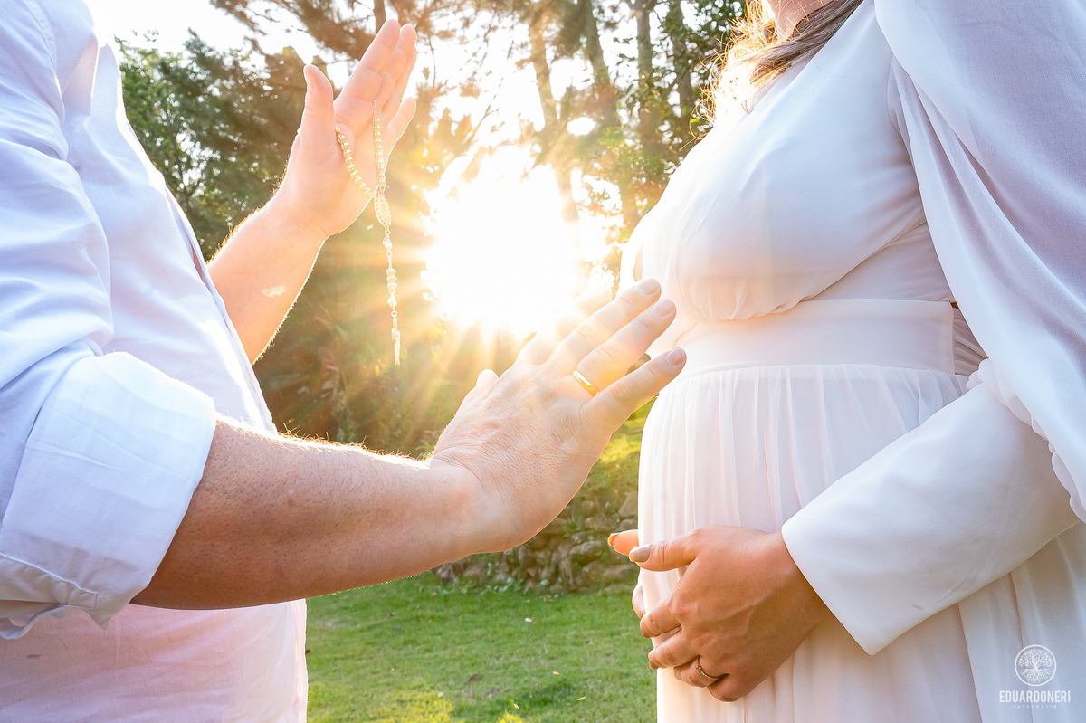 
Aqui está a versão adaptada para SEO com até 255 caracteres:

Ensaio pré-wedding de Tamires e Rafael no Eden Garden, Maringá. Com elementos de fé, amor, terço de Nossa Senhora, barco no lago e à espera de Maitê, o ensaio capturou momentos únicos e especi