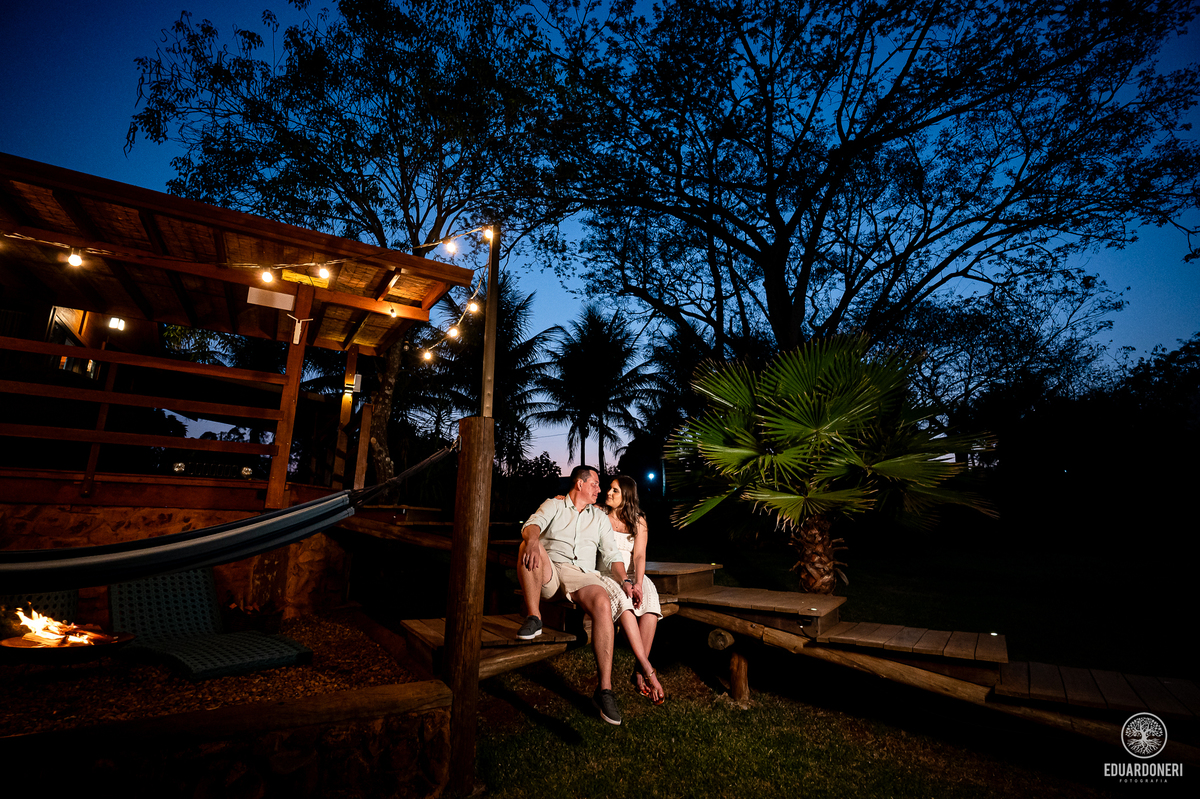 
Aqui está a versão adaptada para SEO com até 255 caracteres:

Ensaio pré-wedding de Tamires e Rafael no Eden Garden, Maringá. Com elementos de fé, amor, terço de Nossa Senhora, barco no lago e à espera de Maitê, o ensaio capturou momentos únicos e especi