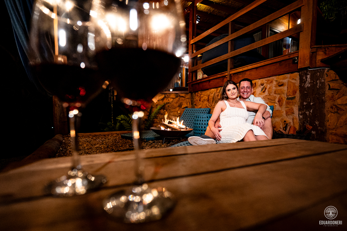 
Aqui está a versão adaptada para SEO com até 255 caracteres:

Ensaio pré-wedding de Tamires e Rafael no Eden Garden, Maringá. Com elementos de fé, amor, terço de Nossa Senhora, barco no lago e à espera de Maitê, o ensaio capturou momentos únicos e especi