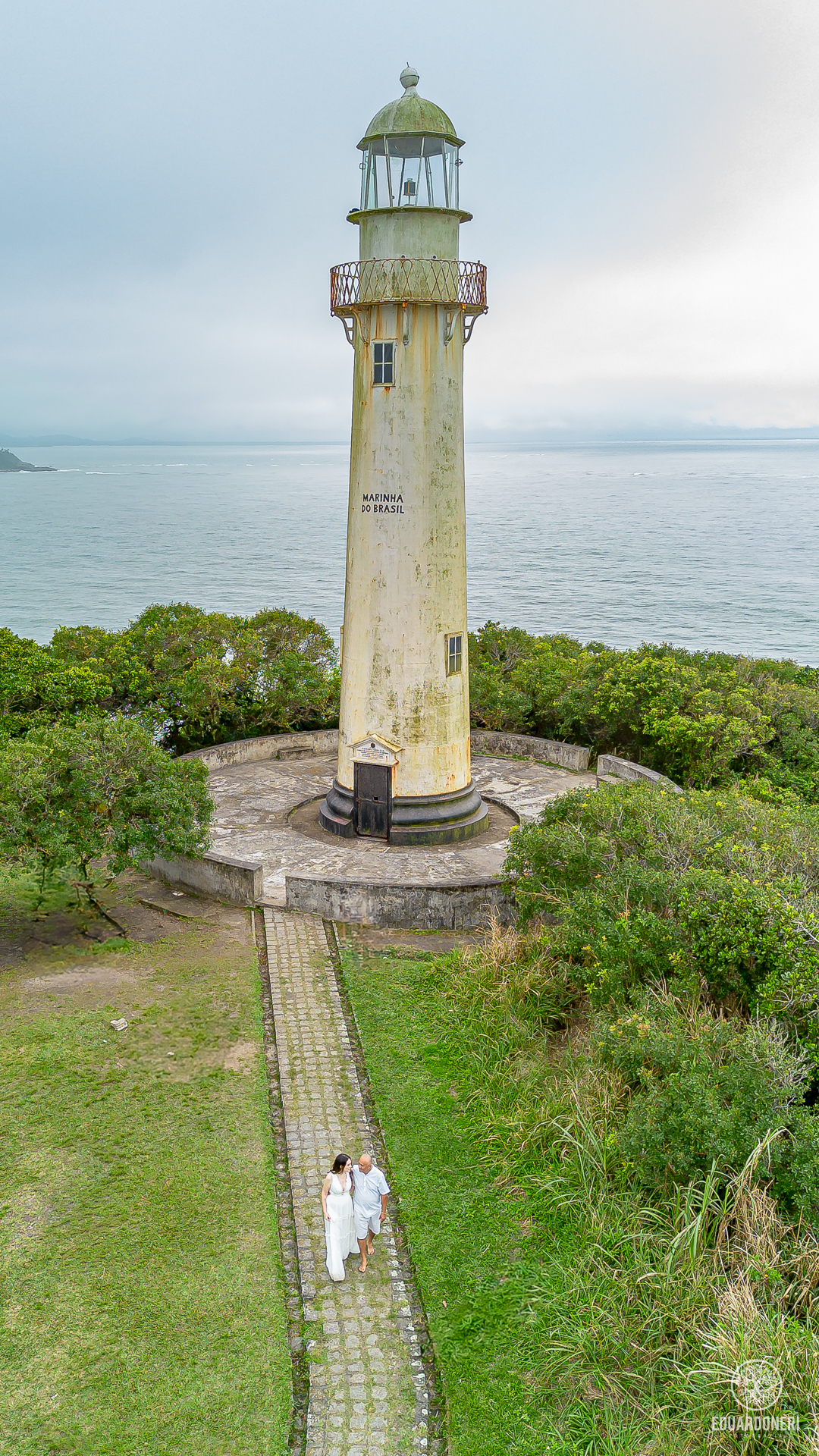 Jessica e Samuel no pre-wedding na Ilha do Mel, Paraná. Foto no Farol da Ilha com vista deslumbrante, capturando amor e emoção neste cenário icônico
