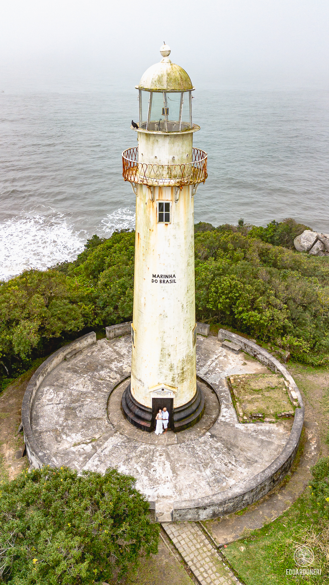 Jessica e Samuel no pre-wedding na Ilha do Mel, Paraná. Foto no Farol da Ilha com vista deslumbrante, capturando amor e emoção neste cenário icônico