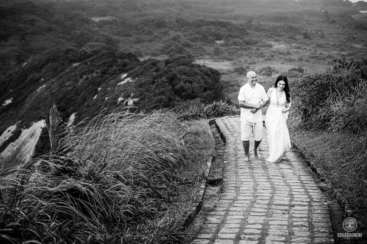 Jessica e Samuel no pre-wedding na Ilha do Mel, Paraná. Foto no Farol da Ilha com vista deslumbrante, capturando amor e emoção neste cenário icônico