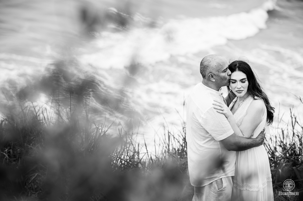 Jessica e Samuel no pre-wedding na Ilha do Mel, Paraná. Foto no Farol da Ilha com vista deslumbrante, capturando amor e emoção neste cenário icônico