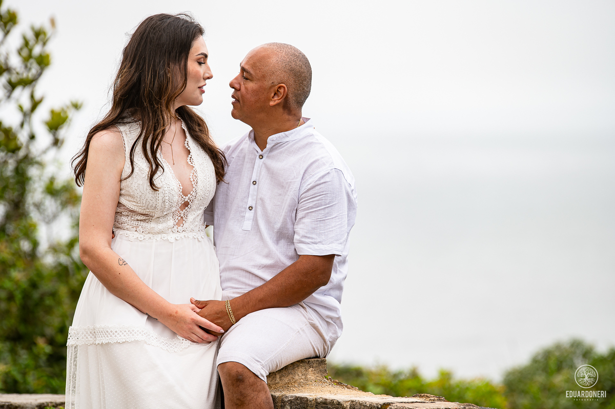 Jessica e Samuel no pre-wedding na Ilha do Mel, Paraná. Foto no Farol da Ilha com vista deslumbrante, capturando amor e emoção neste cenário icônico