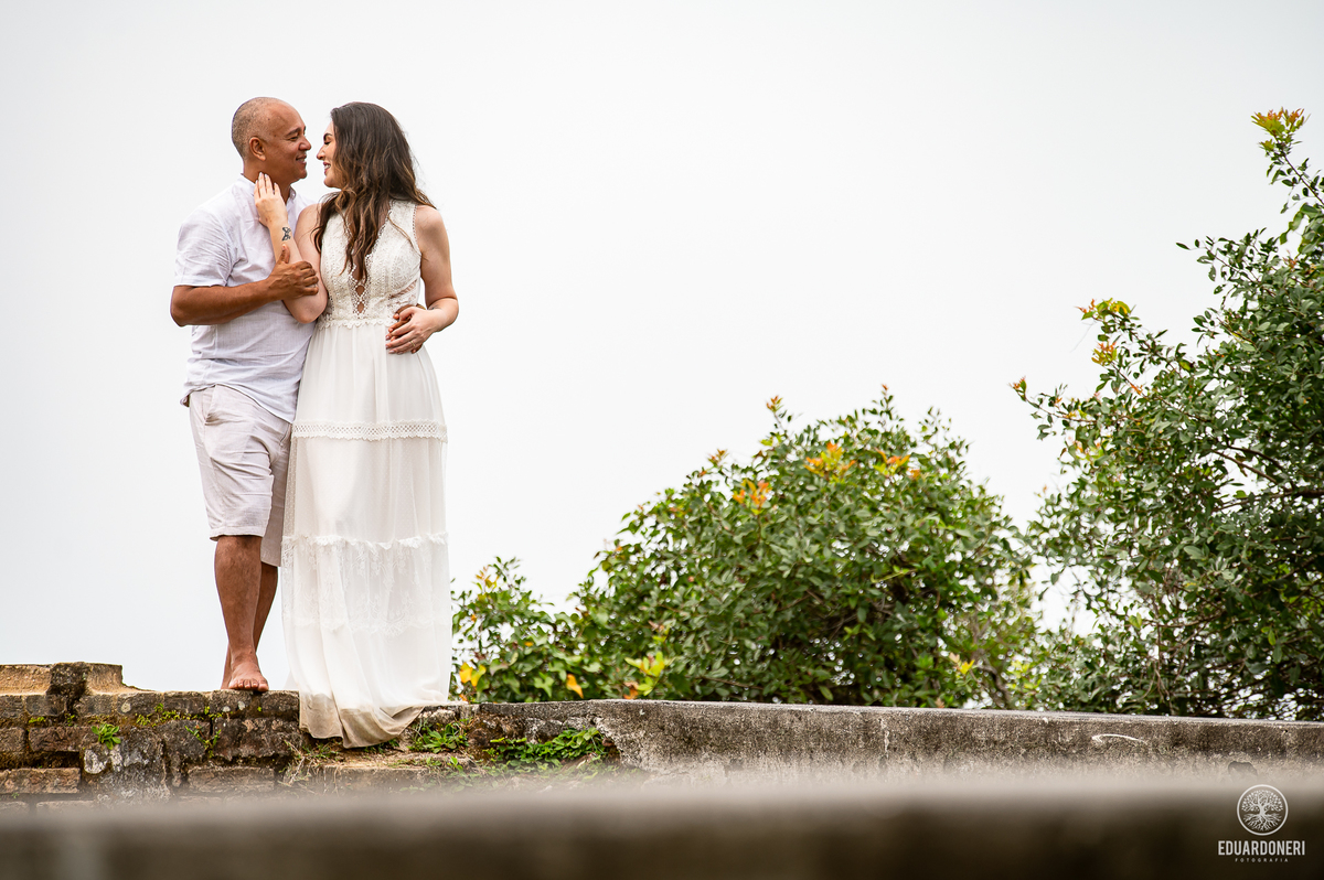 Jessica e Samuel no pre-wedding na Ilha do Mel, Paraná. Foto no Farol da Ilha com vista deslumbrante, capturando amor e emoção neste cenário icônico
