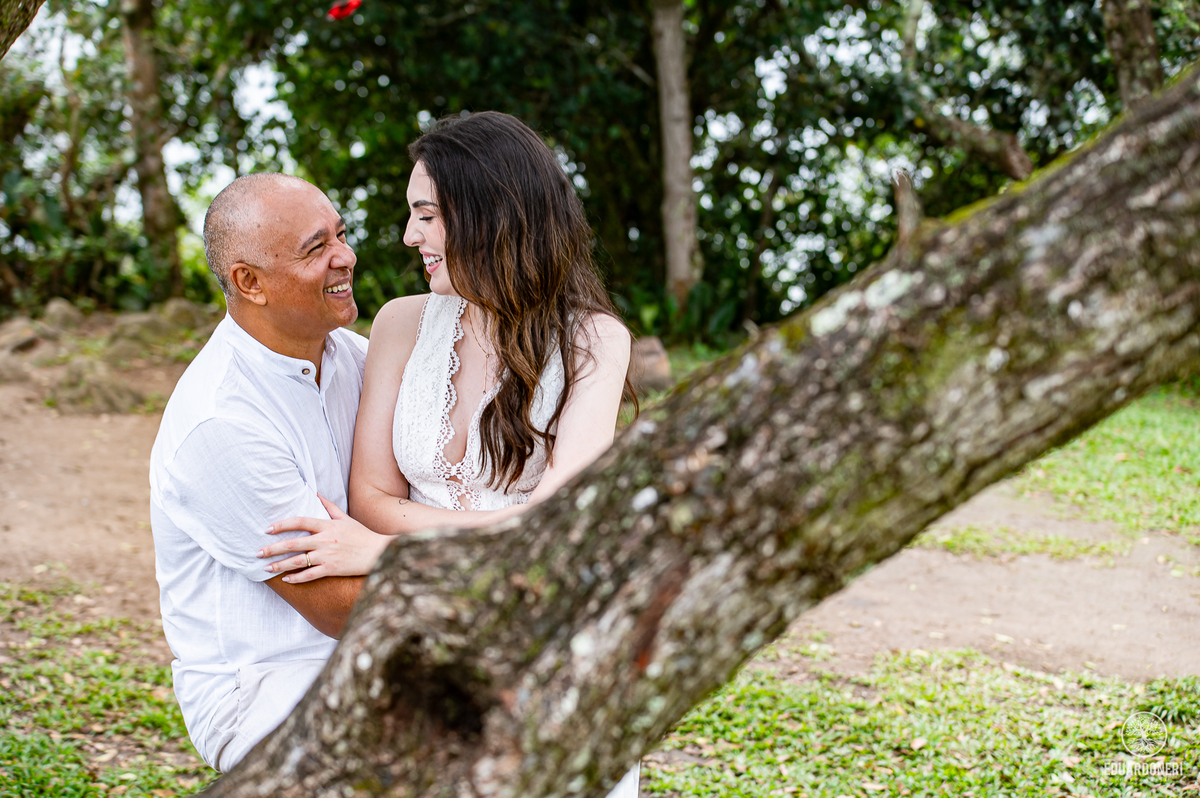 Jessica e Samuel no pre-wedding na Ilha do Mel, Paraná. Foto no Farol da Ilha com vista deslumbrante, capturando amor e emoção neste cenário icônico