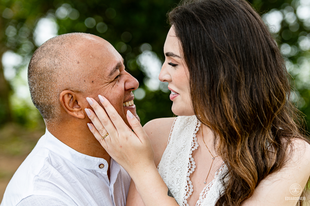 Jessica e Samuel no pre-wedding na Ilha do Mel, Paraná. Foto no Farol da Ilha com vista deslumbrante, capturando amor e emoção neste cenário icônico