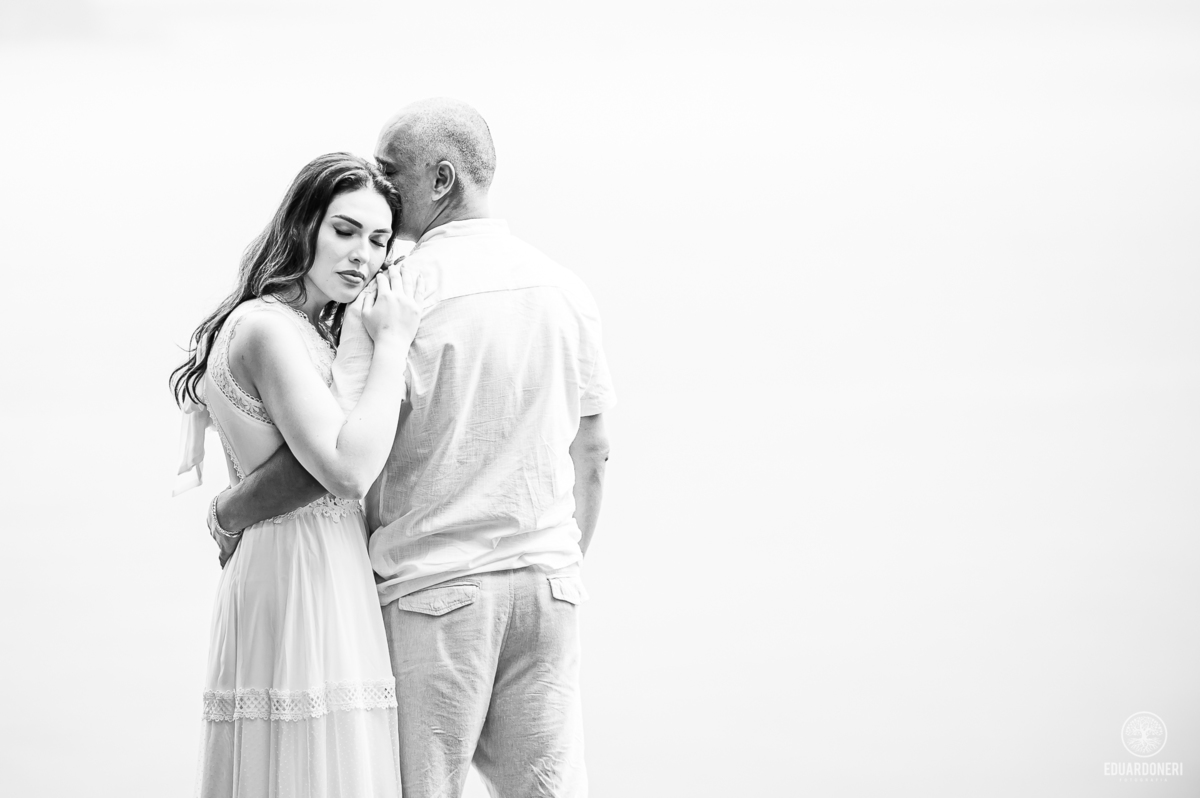 Jessica e Samuel no pre-wedding na Ilha do Mel, Paraná. Foto no Farol da Ilha com vista deslumbrante, capturando amor e emoção neste cenário icônico