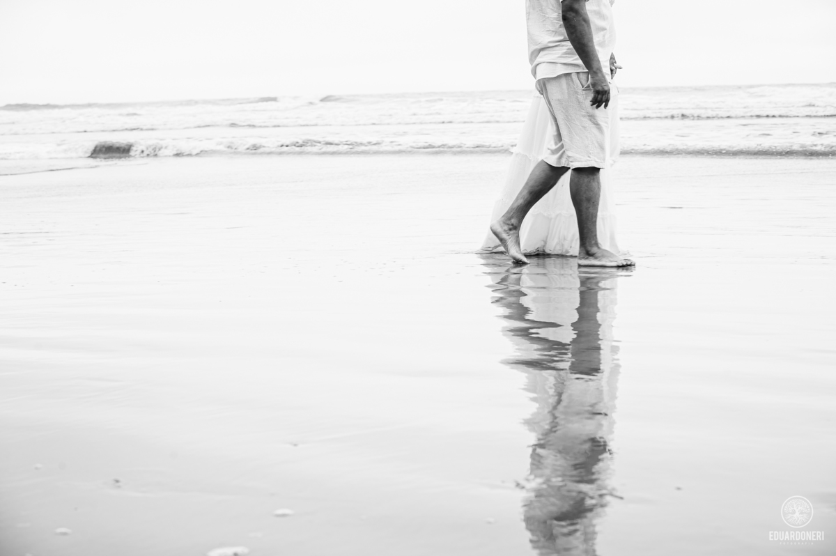 omentos inesquecíveis na Gruta de Encantadas, Ilha do Mel. Pre-wedding de Jessica e Samuel em um cenário espetacular esculpido pela natureza