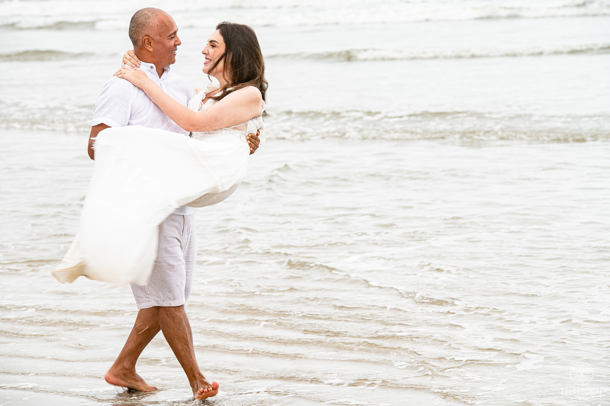 omentos inesquecíveis na Gruta de Encantadas, Ilha do Mel. Pre-wedding de Jessica e Samuel em um cenário espetacular esculpido pela natureza