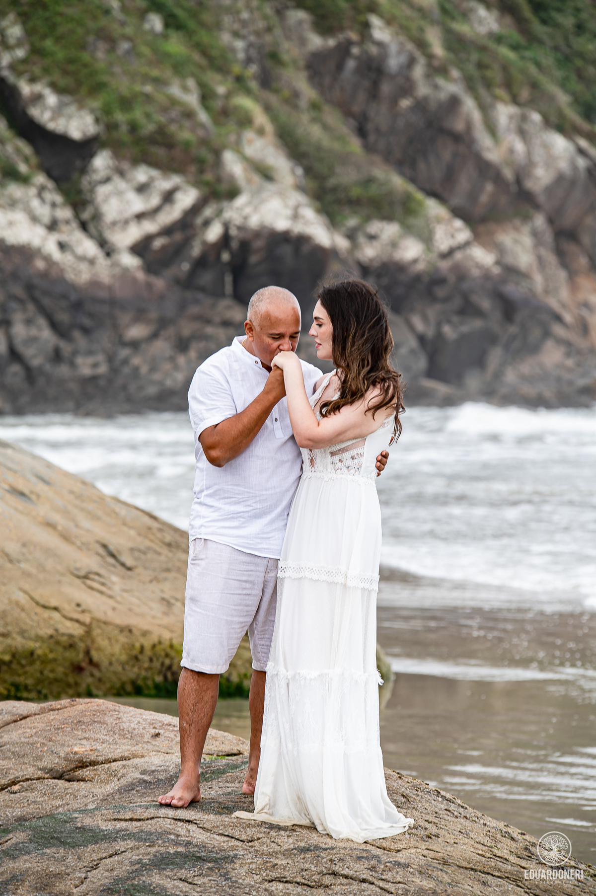 omentos inesquecíveis na Gruta de Encantadas, Ilha do Mel. Pre-wedding de Jessica e Samuel em um cenário espetacular esculpido pela natureza