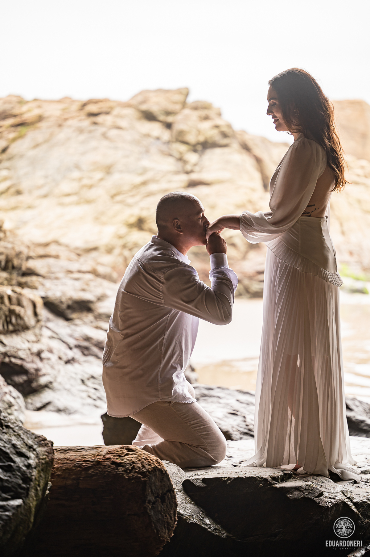 omentos inesquecíveis na Gruta de Encantadas, Ilha do Mel. Pre-wedding de Jessica e Samuel em um cenário espetacular esculpido pela natureza
