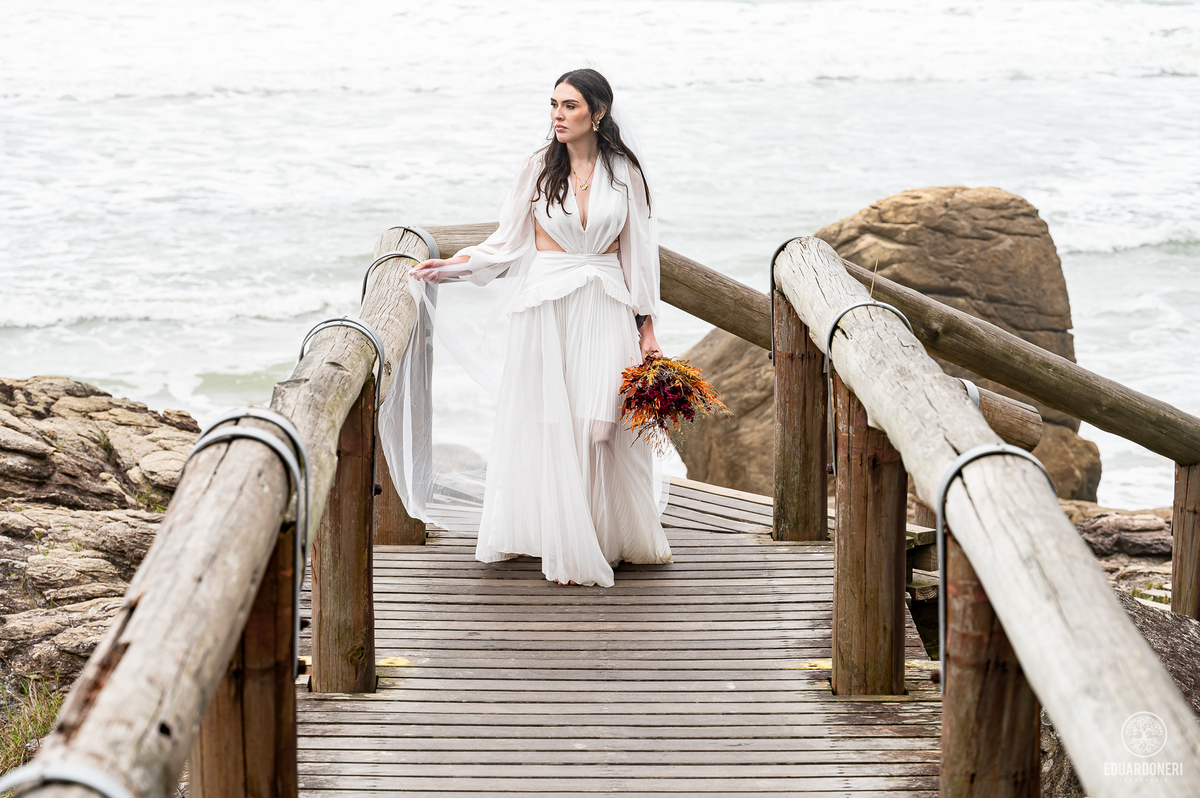 omentos inesquecíveis na Gruta de Encantadas, Ilha do Mel. Pre-wedding de Jessica e Samuel em um cenário espetacular esculpido pela natureza