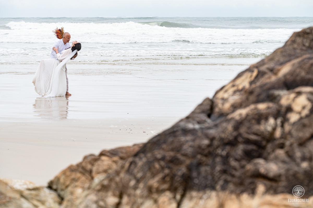 omentos inesquecíveis na Gruta de Encantadas, Ilha do Mel. Pre-wedding de Jessica e Samuel em um cenário espetacular esculpido pela natureza