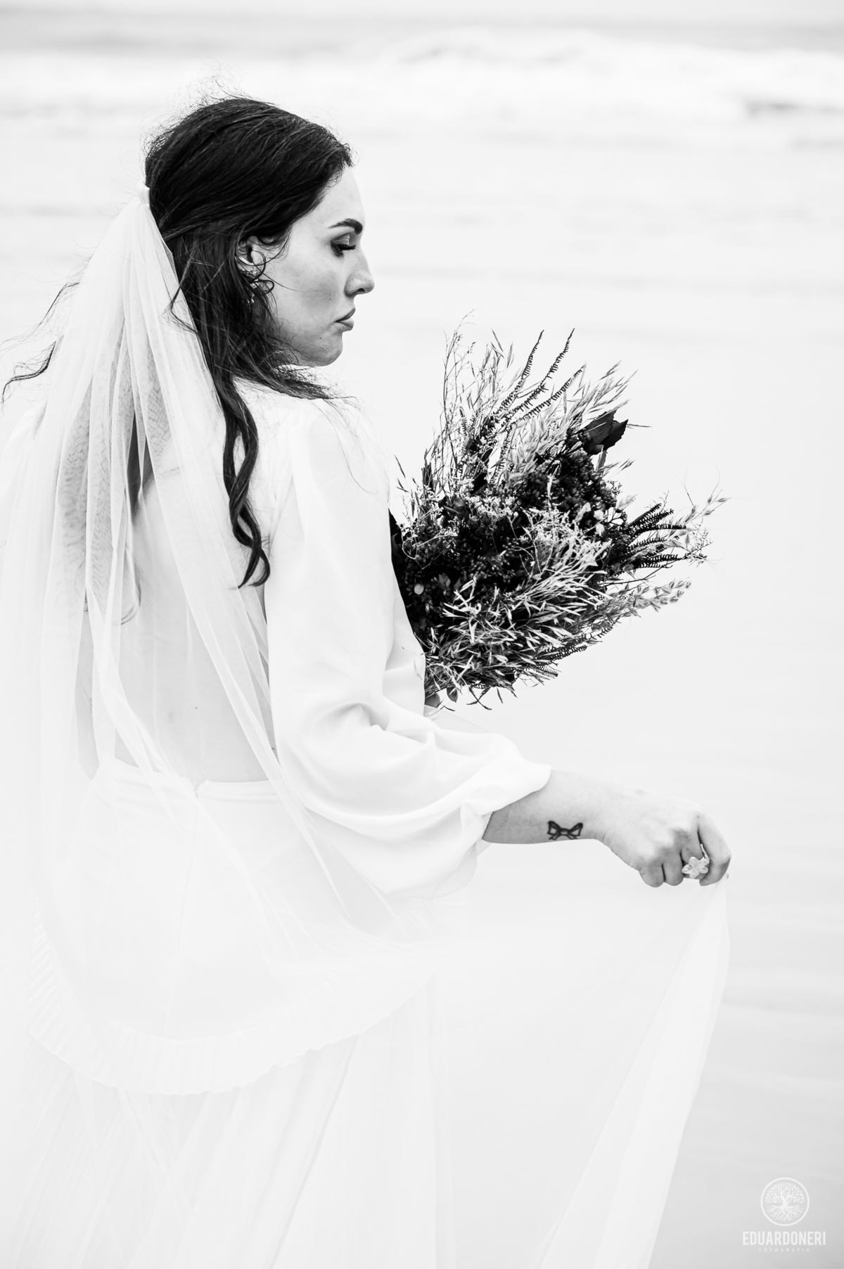 omentos inesquecíveis na Gruta de Encantadas, Ilha do Mel. Pre-wedding de Jessica e Samuel em um cenário espetacular esculpido pela natureza