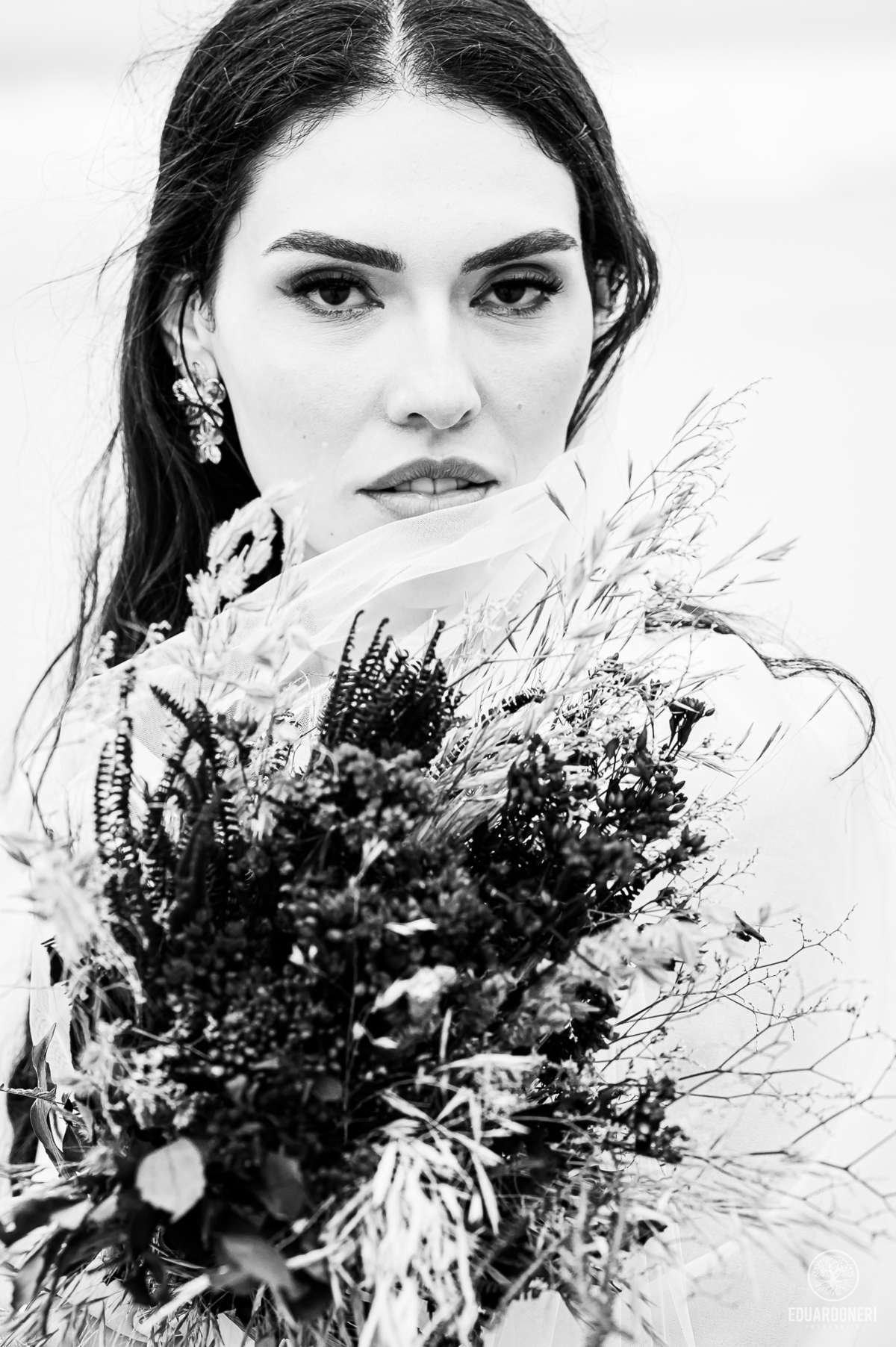 omentos inesquecíveis na Gruta de Encantadas, Ilha do Mel. Pre-wedding de Jessica e Samuel em um cenário espetacular esculpido pela natureza