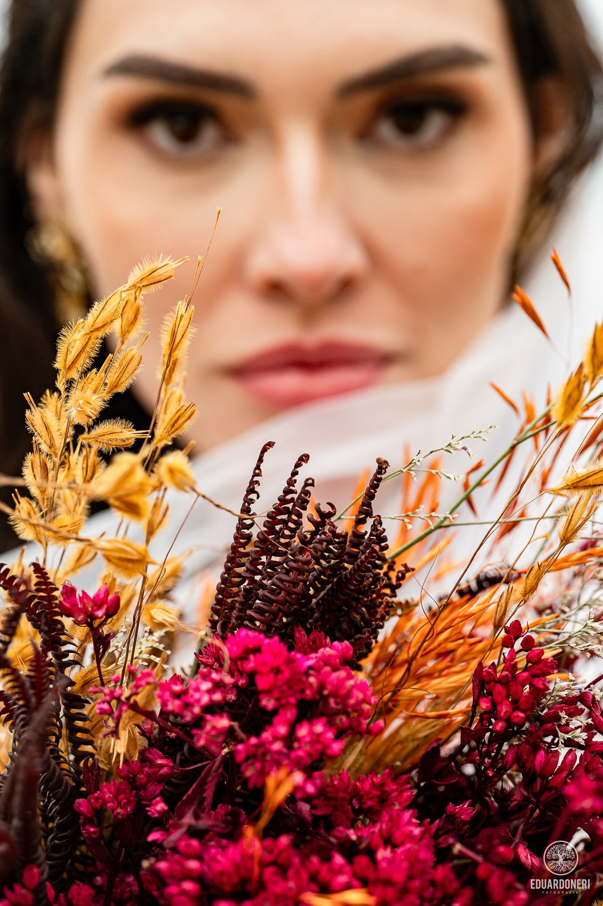 omentos inesquecíveis na Gruta de Encantadas, Ilha do Mel. Pre-wedding de Jessica e Samuel em um cenário espetacular esculpido pela natureza