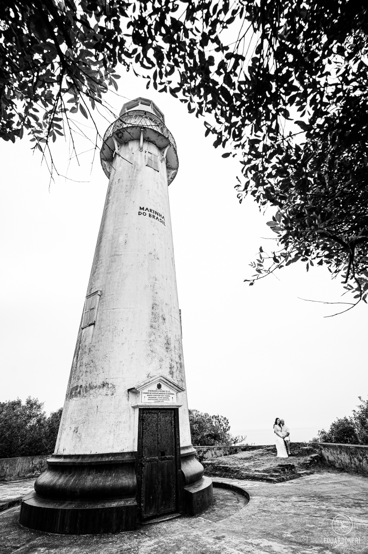 Jessica e Samuel no pre-wedding na Ilha do Mel, Paraná. Foto no Farol da Ilha com vista deslumbrante, capturando amor e emoção neste cenário icônico