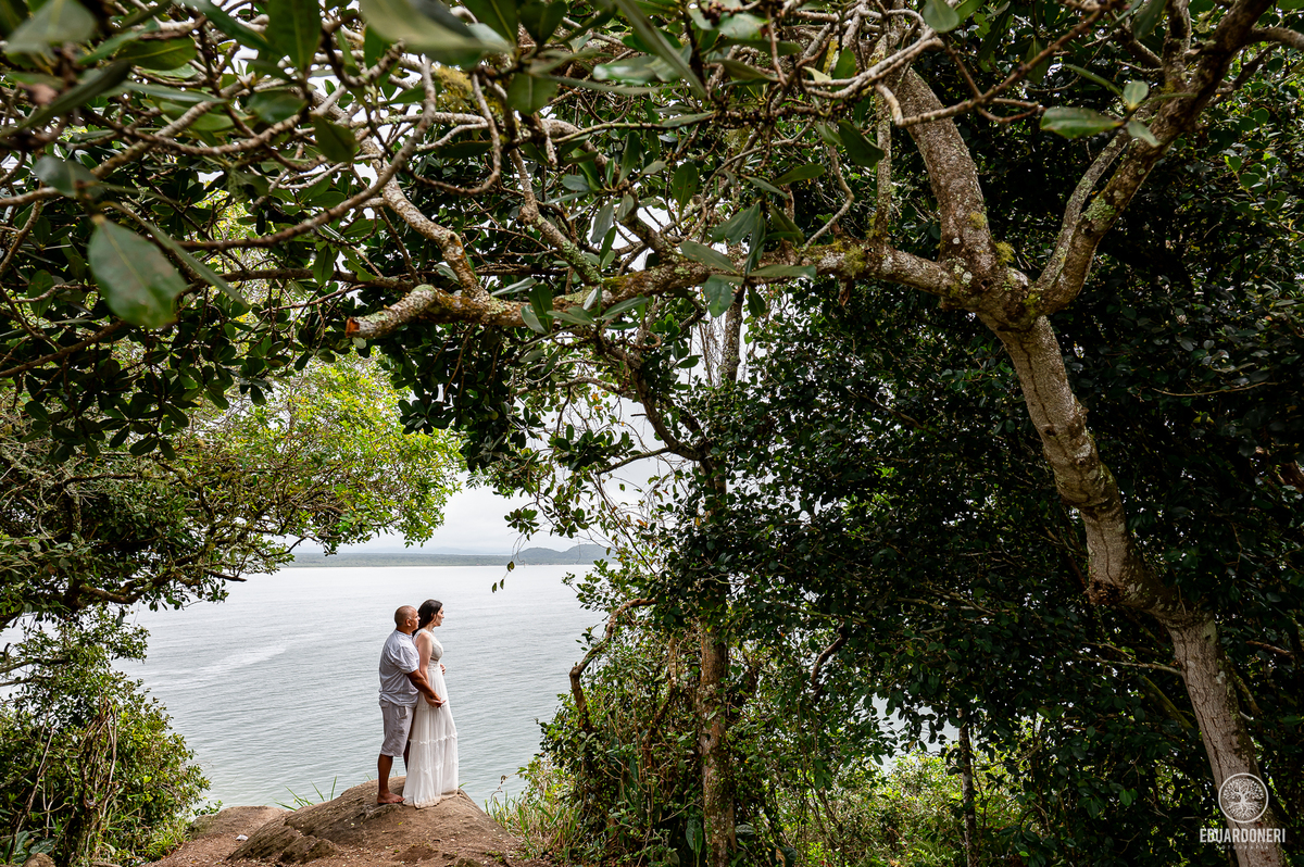 Jessica e Samuel no pre-wedding na Ilha do Mel, Paraná. Foto no Farol da Ilha com vista deslumbrante, capturando amor e emoção neste cenário icônico