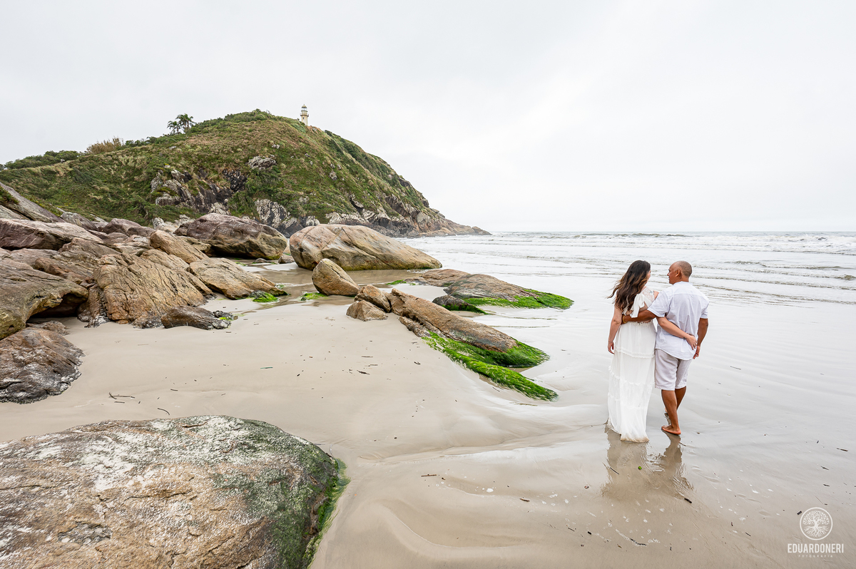 omentos inesquecíveis na Gruta de Encantadas, Ilha do Mel. Pre-wedding de Jessica e Samuel em um cenário espetacular esculpido pela natureza