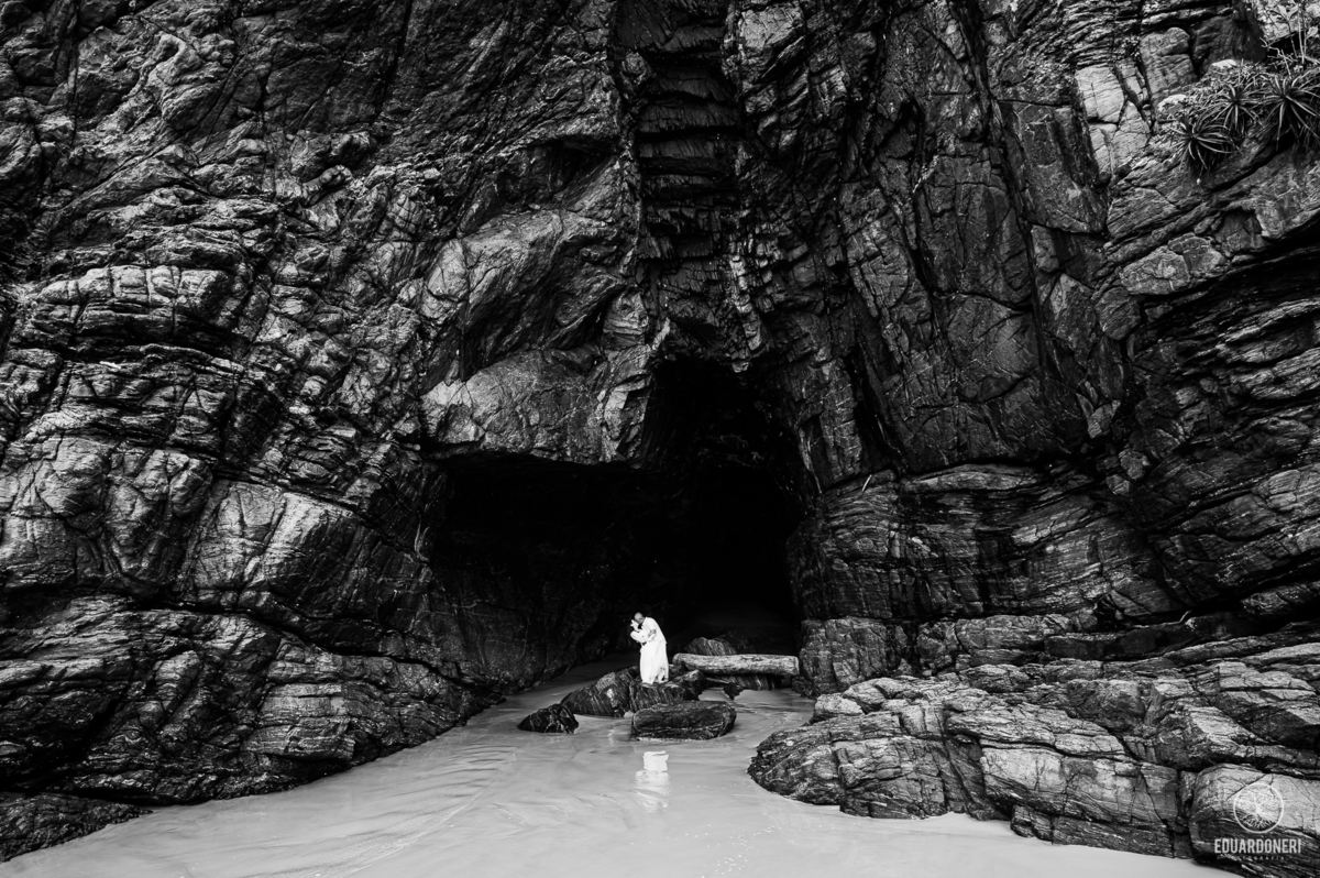omentos inesquecíveis na Gruta de Encantadas, Ilha do Mel. Pre-wedding de Jessica e Samuel em um cenário espetacular esculpido pela natureza