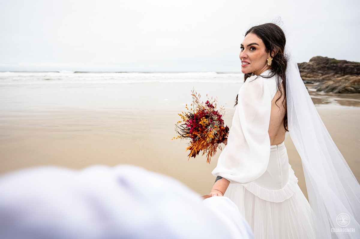 omentos inesquecíveis na Gruta de Encantadas, Ilha do Mel. Pre-wedding de Jessica e Samuel em um cenário espetacular esculpido pela natureza