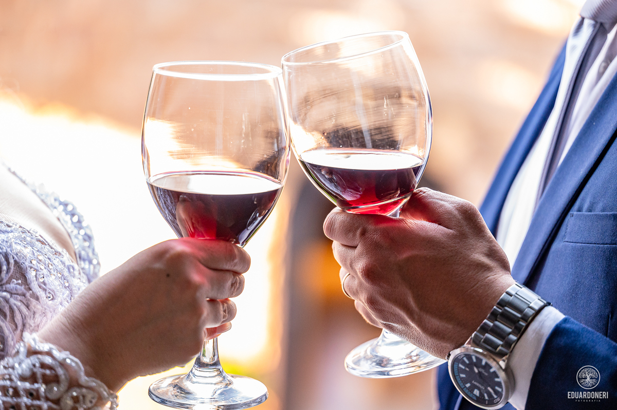 Momento único de Nayara e William na vinícola La Dorni. Trash the dress com toques de romance e cenários surpreendentes