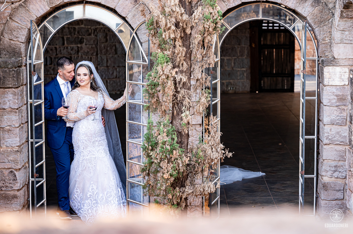Momento único de Nayara e William na vinícola La Dorni. Trash the dress com toques de romance e cenários surpreendentes