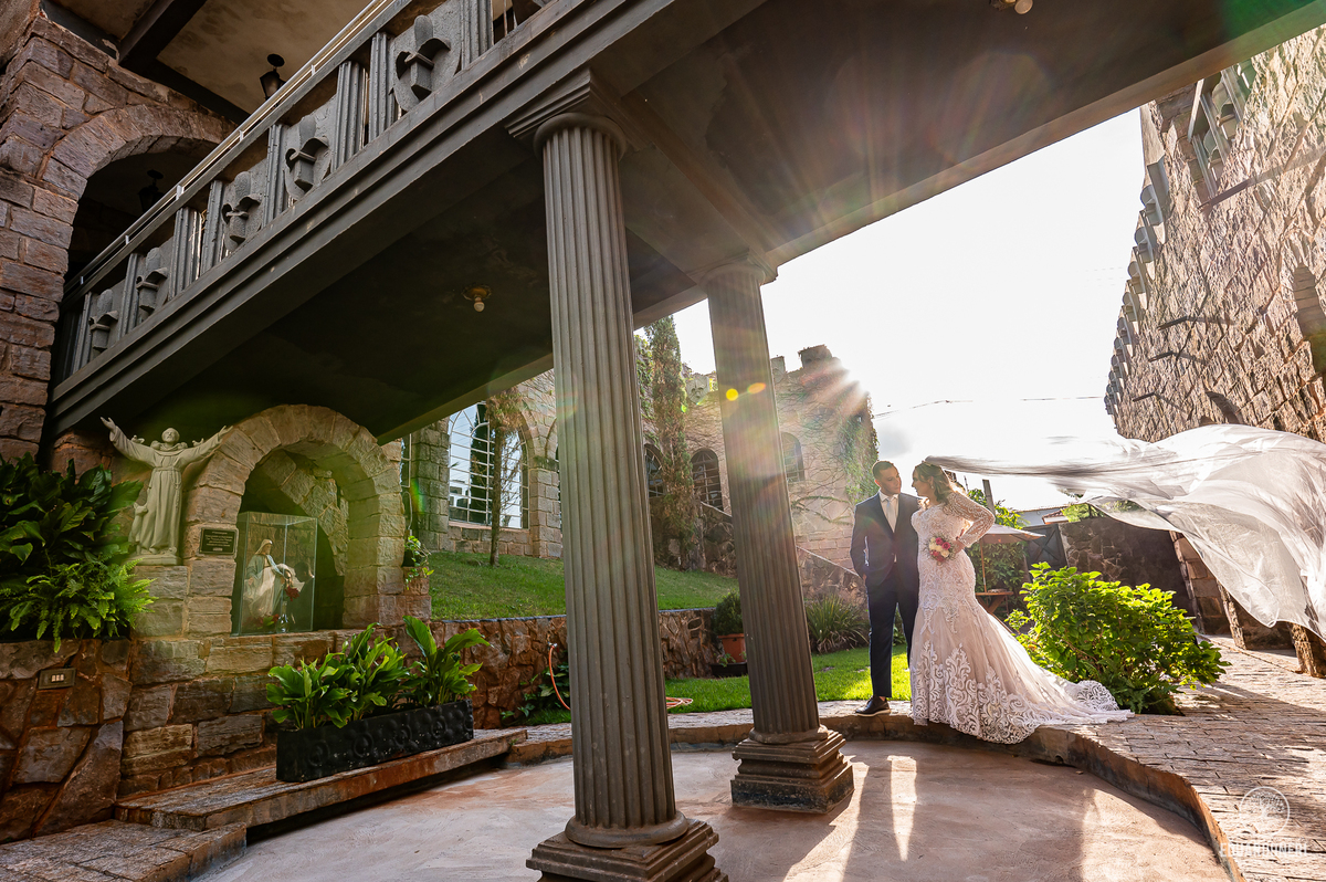 Momento único de Nayara e William na vinícola La Dorni. Trash the dress com toques de romance e cenários surpreendentes