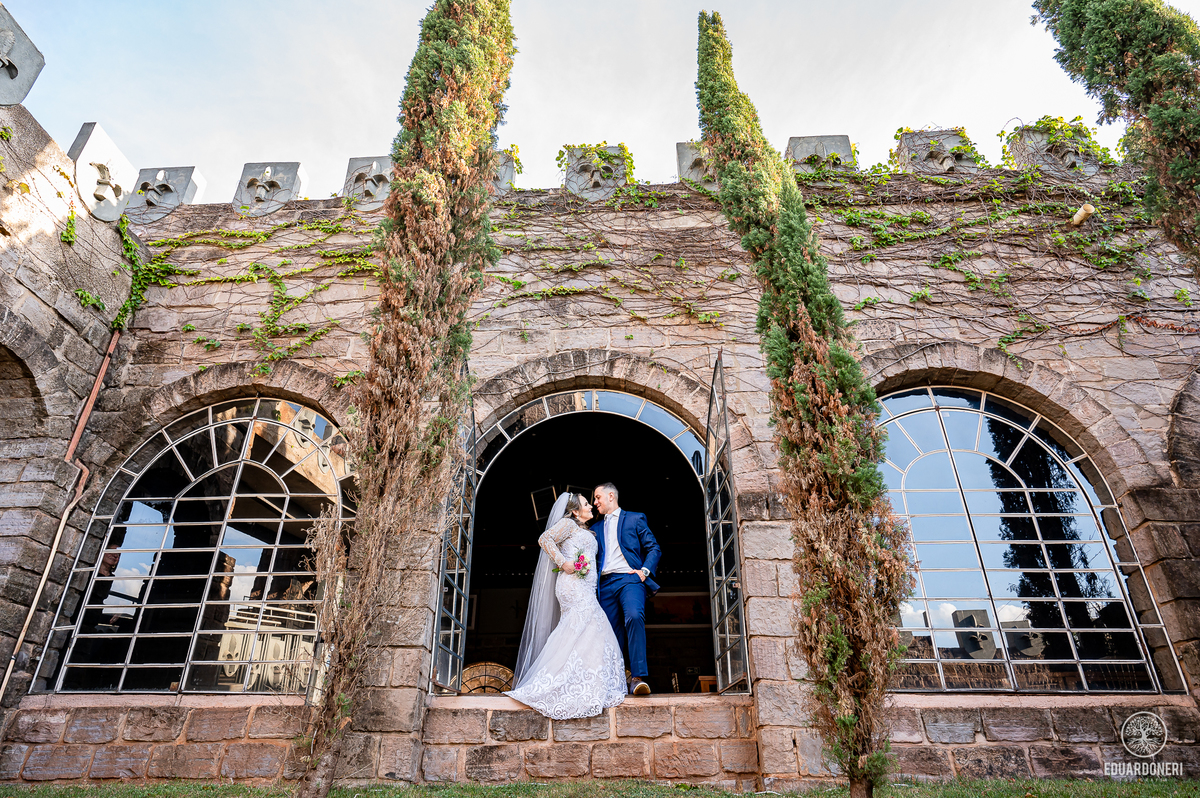 Momento único de Nayara e William na vinícola La Dorni. Trash the dress com toques de romance e cenários surpreendentes