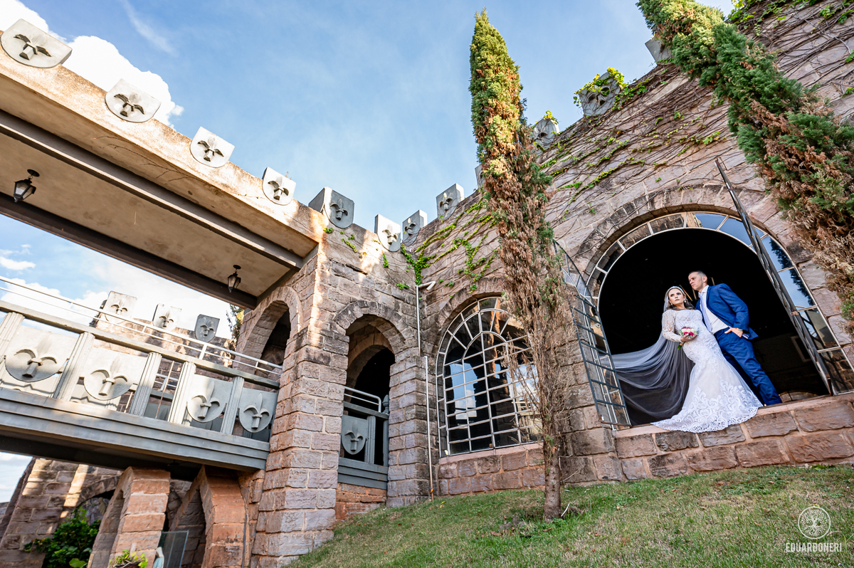 Momento único de Nayara e William na vinícola La Dorni. Trash the dress com toques de romance e cenários surpreendentes