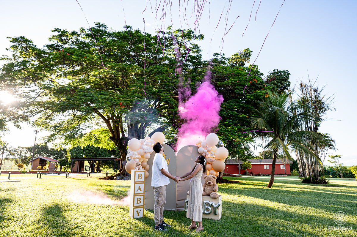 Fotografia emocionante do chá de revelação de Larissa e Lucas