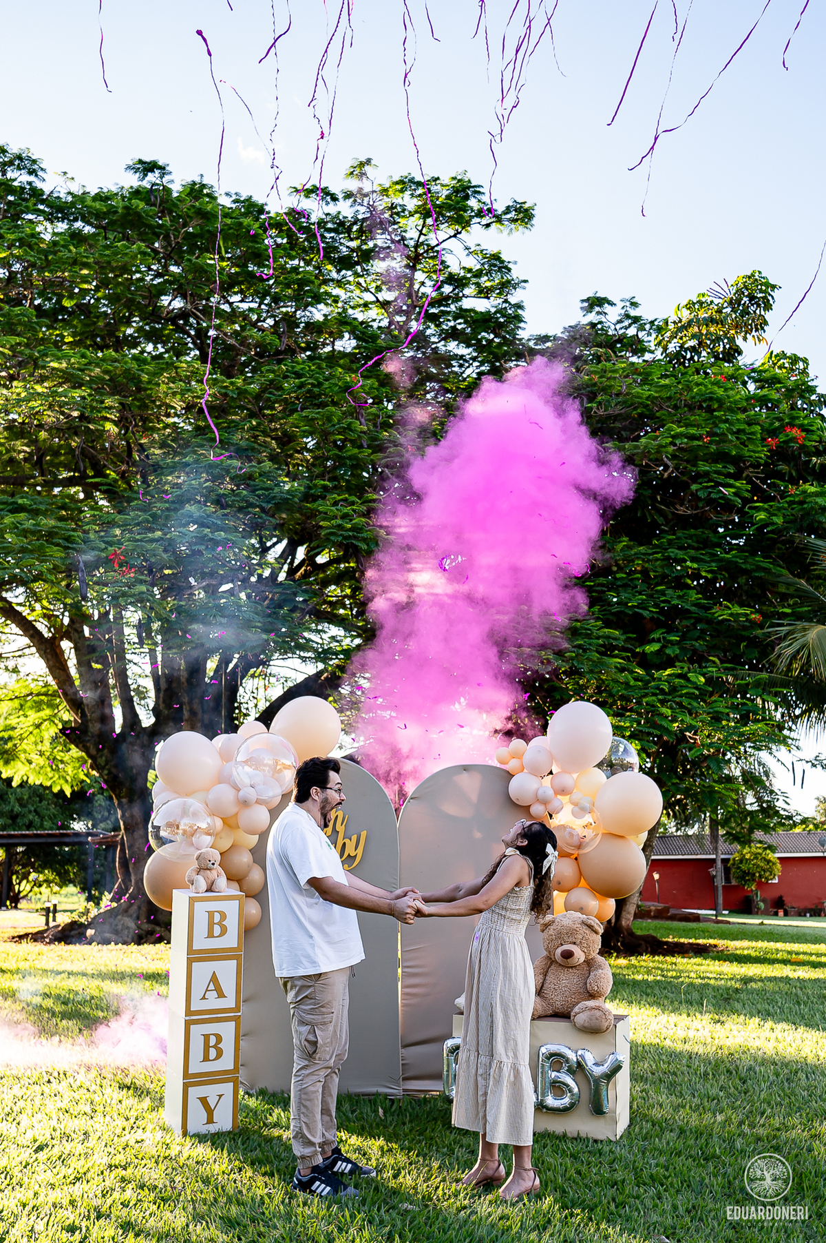 Fotografia emocionante do chá de revelação de Larissa e Lucas