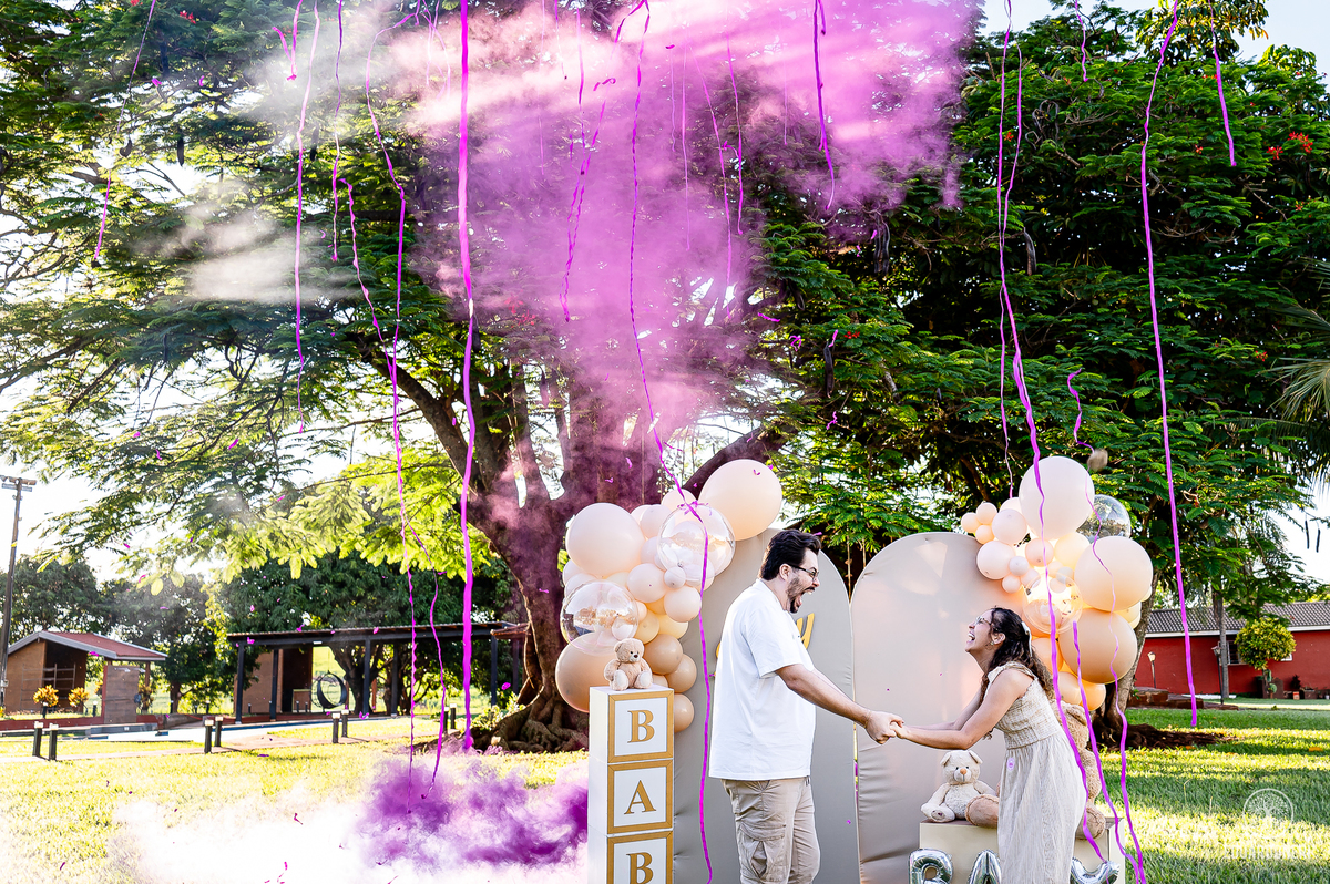 Fotografia emocionante do chá de revelação de Larissa e Lucas