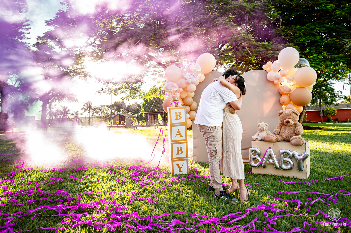 Fotografia emocionante do chá de revelação de Larissa e Lucas