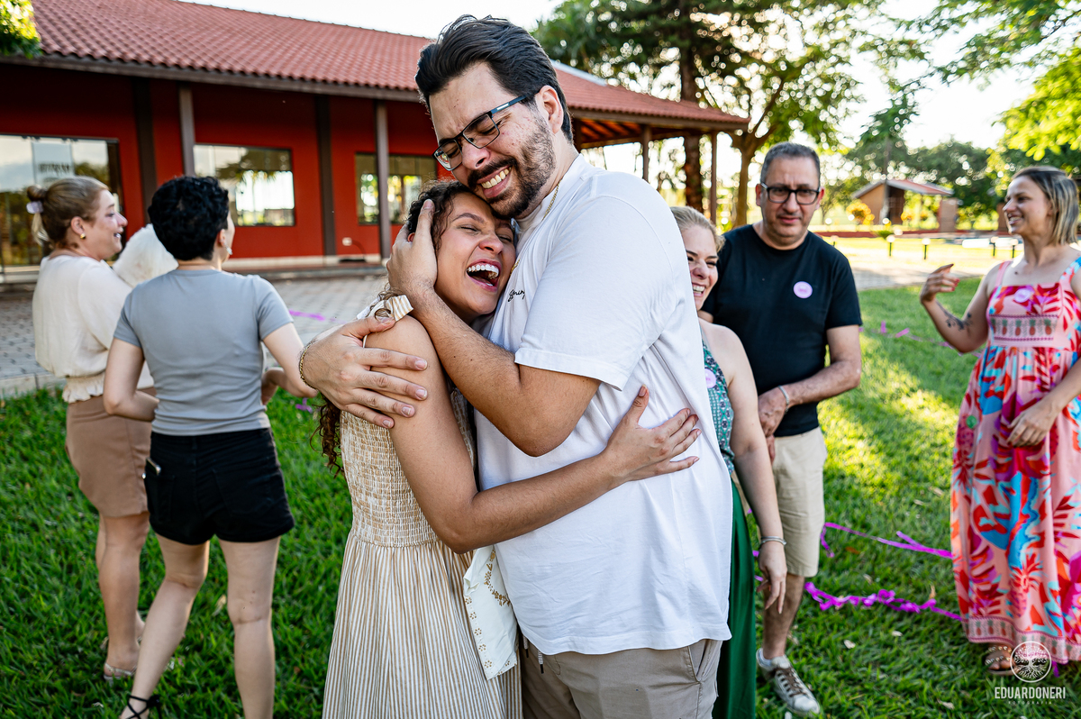 Fotografia emocionante do chá de revelação de Larissa e Lucas